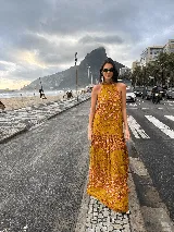 Vestido largo marrón de crepe texturizado, con cuello halter fruncido, diseño holgado y falda larga con vuelo.