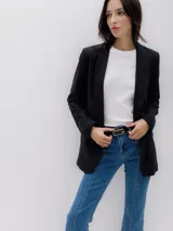 Blazer largo negro confeccionado en mezcla de viscosa y lino, con solapa tipo chal y diseño holgado.