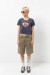 Remera negra de manga corta con estampa de escudo con la inscripción "Sports League" y una pelota de fútbol americano.