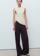 Pantalón de corte recto y pernera ancha, color bordó, con cintura elástica y bolsillos laterales.