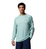 Remera de manga larga Columbia, color verde agua, con cuello redondo y mangas raglán. Presenta el logo de la marca en el pecho y estampado vertical en la manga izquierda.