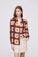 Camisa marrón con estampado de cuadrados color naranja y blanco, de corte holgado y manga larga.