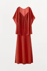 Vestido largo de georgette color rojo, con escote en pico, tirantes finos y detalle de capa fluida integrada en la parte superior.