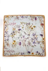 Pañuelo cuadrado de seda con estampado botánico de flores silvestres y libélulas sobre fondo natural, con borde en tono tostado.