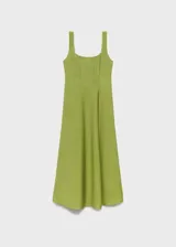 Vestido midi evasé color verde, sin mangas, con tirantes anchos, cuello escotado y costuras decorativas. Cuenta con forro interior y cierre de cremallera en la parte posterior.