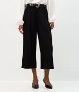 Pantalón de sastrería negro, modelo cropped de corte recto y tiro alto. Presenta pinzas frontales, bolsillos traseros y se incluye un cinturón de cuero sintético con hebilla metálica.