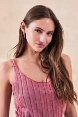 Top sin mangas de tejido de punto acanalado con acabado metalizado, de corte al cuerpo y escote redondo.