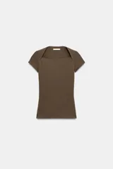 Camiseta ajustada de color amarillo claro, con diseño de escote cuadrado, manga corta y bajo recto.