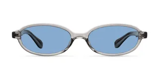 Lentes de sol con montura ovalada de color gris translúcido y cristales color celeste. Presentan un diseño estilizado y ligero con protección UV400.