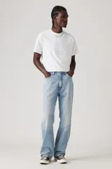 Pantalón de jean celeste de corte recto y holgado. Tiro medio, con bolsillos delanteros y traseros.