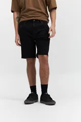 Bermuda de jean de corte regular, color blanco, con dobladillo en el ruedo, cierre frontal con botón y bolsillos laterales y traseros.