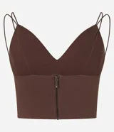 Top cropped color marrón con breteles finos dobles, escote en pico y cierre trasero con cremallera.