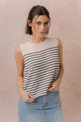 Musculosa tejida de punto sin mangas, de calce relajado y silueta recta, con diseño de escote redondo y patrón de rayas horizontales.