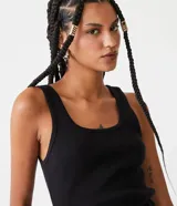 Musculosa negra de algodón con escote en U y corte ajustado.