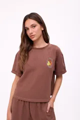 Remera color chocolate de corte holgado, con cuello redondo y mangas cortas con dobladillo. Estampado pequeño en el pecho con logo de frutas.