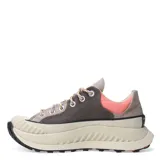 Championes Converse Chuck Taylor 70 AT de caña baja, con diseño robusto y plataforma. Presenta una combinación de colores gris, beige y detalles en rosado, con cordones jaspeados y suela dentada de goma negra.