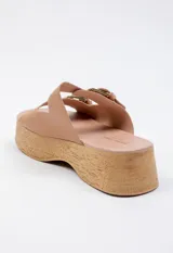 Sandalias negras de cuero con plataforma de madera y hebillas metálicas.