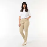 Pantalón skinny de tiro alto color beige, confeccionado en denim elástico, con bolsillos delanteros y traseros.