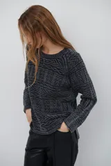 Buzo de tejido de punto en color azul con diseño geométrico texturizado, cuello redondo y mangas largas.