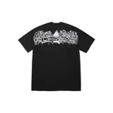 Remera de manga corta color negro con estampa gráfica en blanco en la parte superior que representa la última cena con el logo de Supreme integrado.