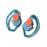 Par de aros colgantes con forma irregular, compuestos por un aro exterior de acrílico celeste con glitter y dos piezas interiores superpuestas de acrílico celeste y naranja.