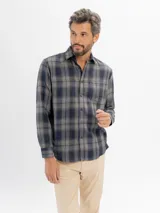 Camisa de manga larga confeccionada en tejido de franela con estampado de cuadros en tonos azul y gris. Presenta cuello clásico, cierre frontal con botones y un bolsillo en el pecho.