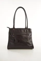 Bolso tote de cuero genuino color bordó con asas largas para hombro. Presenta una franja central con textura de cocodrilo y un adorno lateral de flecos.