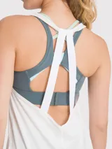 Musculosa deportiva de mujer con diseño de espalda nadadora, cuello redondo y corte regular. Confeccionada en tejido técnico liviano y fresco, ideal para actividades físicas.