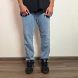 Jean de corte recto con lavado claro y efecto desgastado, confeccionado en denim de algodón.
