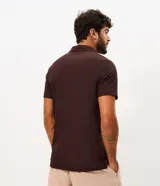 Remera polo deportiva de hombre marca Get Over, color marrón, confeccionada en tejido tecnológico de poliamida con tecnología dry y acabado liviano. Cuenta con cuello polo, cartera de botones y mangas cortas.
