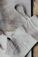 Top corto estilo corset o bandeau, color dorado metálico, con tirantes anchos ajustables.