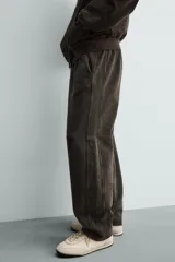 Pantalón jogger balloon fit de hombre, color negro con efecto lavado, confeccionado en algodón con interior afelpado. Cuenta con cintura elástica, bolsillos laterales y detalle de bolsillos traseros.