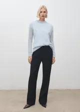 Jersey de punto fino semitransparente color celeste, confeccionado en mezcla de alpaca y poliamida, con cuello redondo y diseño recto de manga larga.