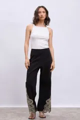 Musculosa blanca de tejido rib con escote redondo y tirantes anchos.