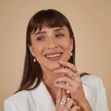 Anillo de plata 925 con diseño envolvente de textura cepillada, que simula dos bandas superpuestas.