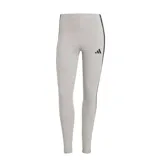 Calza deportiva Adidas Essentials, color gris melange con franjas laterales negras y logo de la marca estampado en el muslo.