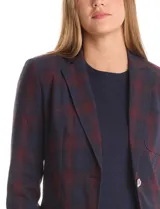 Blazer sastrero entallado con estampado de cuadros en tonos azul y bordó. Presenta cuello con solapa clásica, cierre frontal con botón metálico plateado, bolsillos ojal en el frente y bolsillo en el pecho. Cuenta con pinzas frontales y costuras posteriores para definir la cintura, además de una abertura central en el ruedo trasero.