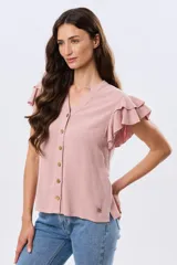 Camisa de lino y viscosa color beige, con cuello mao, escote en V y botones frontales de madera. Presenta mangas cortas con volados delicados.