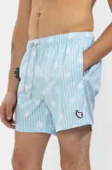 Short de baño celeste con rayas verticales blancas y estampado de soles blancos.
