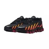 Championes Nike Air Max Dn8 de diseño deportivo, color negro con detalles degradados en naranja y suela con cápsulas de aire rojas.