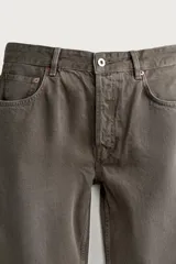 Pantalón de jean estilo straight fit, de corte recto y tiro medio, con efecto lavado en color gris oscuro. Cuenta con diseño clásico de cinco bolsillos y cierre frontal con botones.
