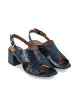 Sandalias de cuero con textura de reptil en color azul marino, con diseño de tiras cruzadas en el empeine, taco cuadrado y cierre de hebilla ajustable en el talón.