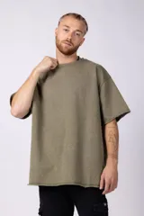 Remeron de algodón rústico con efecto de lavado gastado, corte oversize, cuello redondo y mangas cortas con terminaciones al corte.