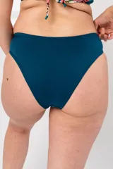 Bombacha de bikini color fucsia, de corte clásico y cobertura media.