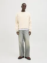 Buzo color crema de algodón con cuello redondo, manga larga y puños acanalados. Estampa en la espalda con la palabra "POISONOUS" y un diseño floral.