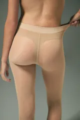 Panty traslúcida de textura suave y acabado mate, diseñada con una cintura elástica cómoda y ajuste ceñido.