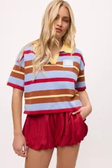 Short negro de tiro alto con cintura elastizada y bolsillos laterales.