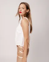 Musculosa blanca de lino con escote en V y detalle drapeado en el centro.