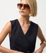 Mono largo sin mangas, confeccionado en tejido Ponto Roma de viscosa certificada, con estampado de rayas verticales finas. Presenta un diseño cruzado en el torso con lazo ajustable a la cintura y pantalón de pierna ancha.