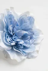 Hebilla pin para el pelo con diseño de flor grande en tonos celeste y blanco.